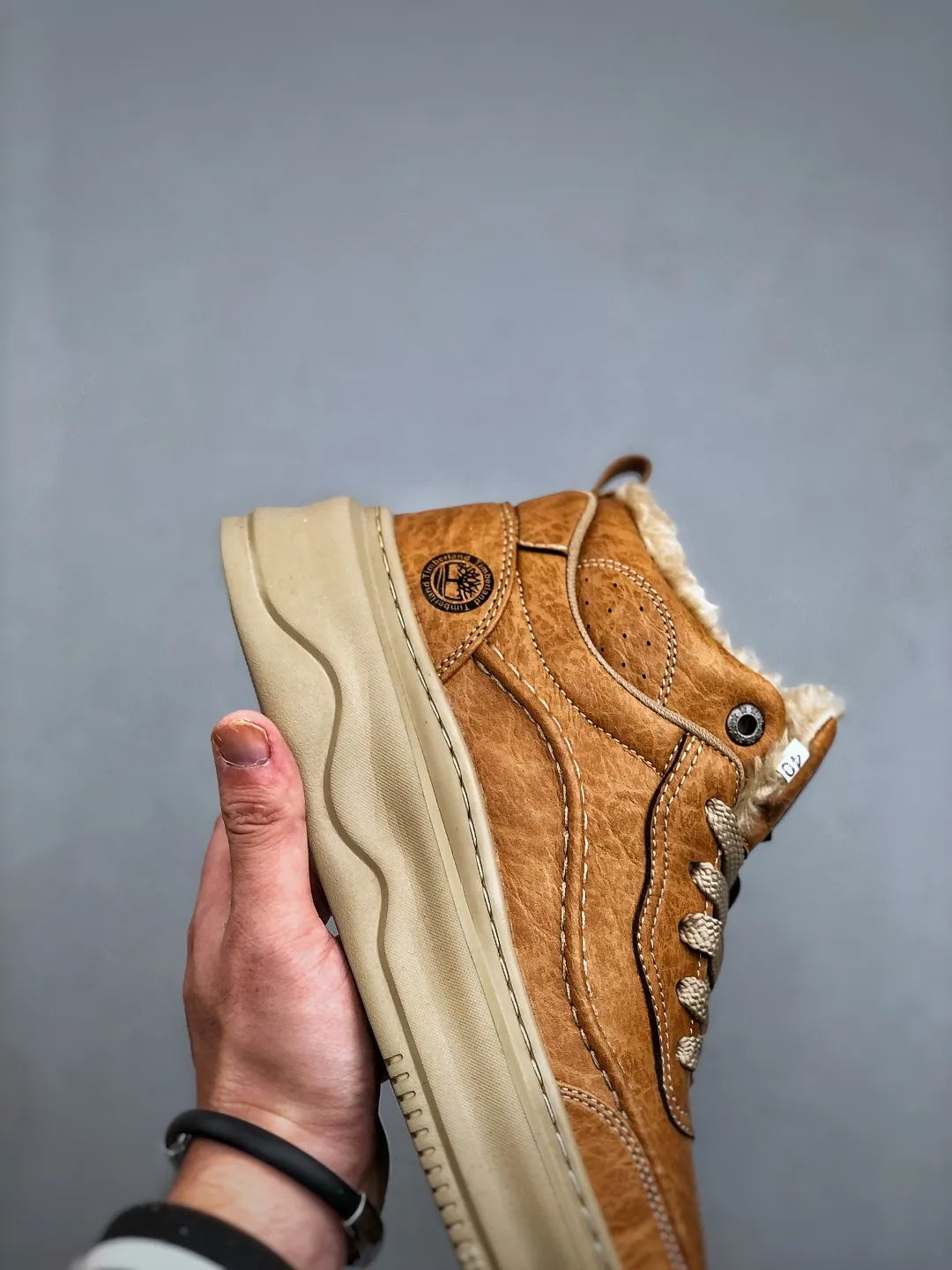 Local pick-up💰 520 supports store Timberland/Timberland classic 25ss new mid-high top (plus velvet) Classic re-engineered brand new upgrade Guangdong factory quality Original box original packaging The fabric is made of Italian top frosted cowhide with anti-odor and anti-corrosion genuine leather latex insoles to give you a perfect wearing experience High-quality and durable, a must-have for sportsmen Specially designed to treat the unsightly High-quality feet with first-class feel Exclusive supply Official item number: TB23066 Size: 39 40 41 42 43 44